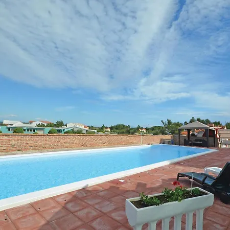 Pet Friendly In With Swimming Pool Apartman