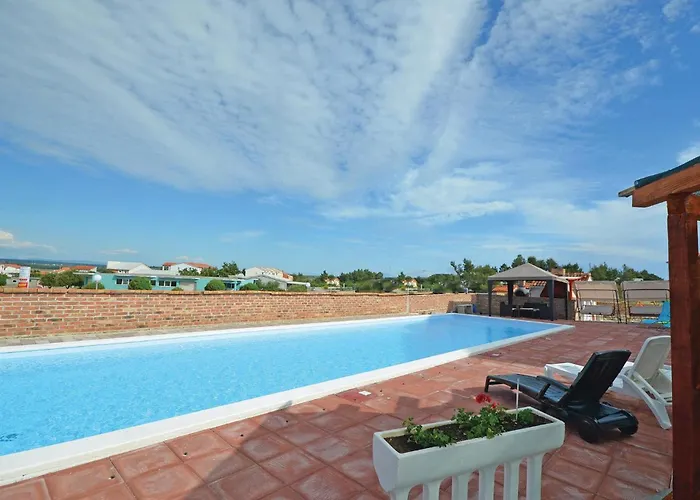 Pet Friendly In With Swimming Pool Apartman