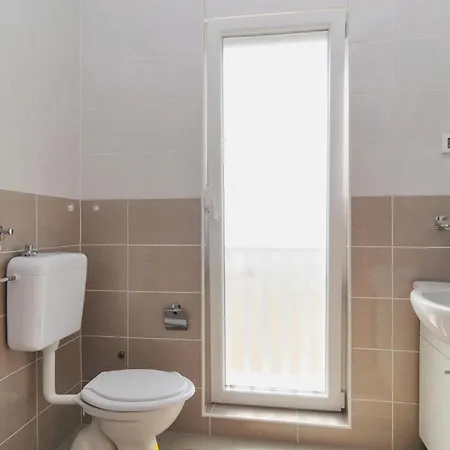 2 Bedroom Awesome In 아파트 닌